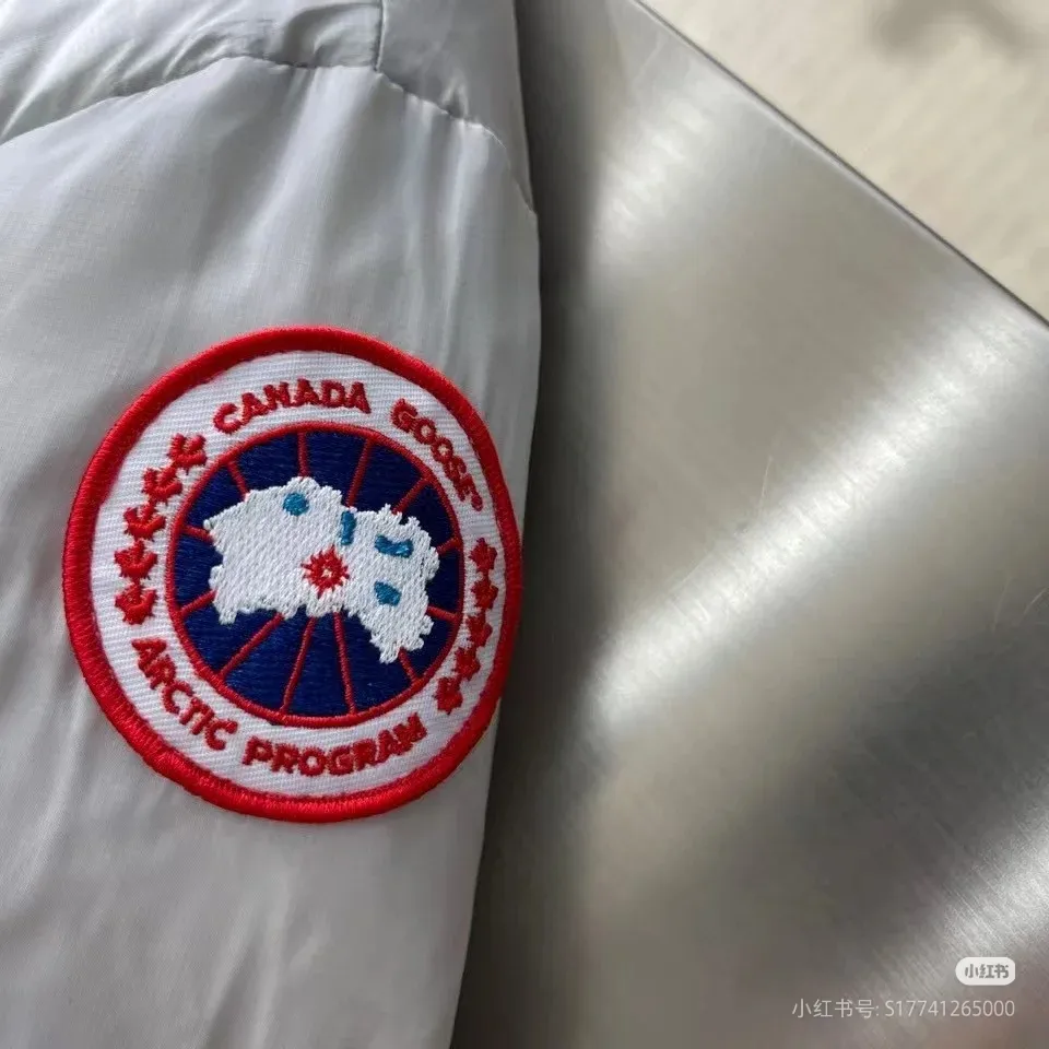 P720 top version, counter quality, different from ordinary versions on the market - Canada Goose Canada Goose Cypress classic embroidered logo logo short parka stand-up collar down jacket The most beautiful goose down jacket in history Red label series silver birch color full score for comfort and pleasure‼ ️ This is the most popular series this year. The embroidered logo on the sleeve arm brings to life Canada’s topographic map, which is perfect for comparison! YKK zippers and zipper webbing parts are supplied by customers. Each one has Goose's logo, and the placket webbing, wiring and other details are perfect💯. The waterproof surface layer is made of high-tech tear-proof fabric. It is supplied by high-end customers with fine down. It is filled with 80% white goose down. It has high resilience and is light and warm. The pockets on both sides can store small items, and the detachable elastic strap inside makes it easy to carry on the shoulder and frees your hands. Can be easily styled on all body types! The style is classic and timeless, warm and practical, and versatile! Enter with your eyes closed!  Size: S / M / L /